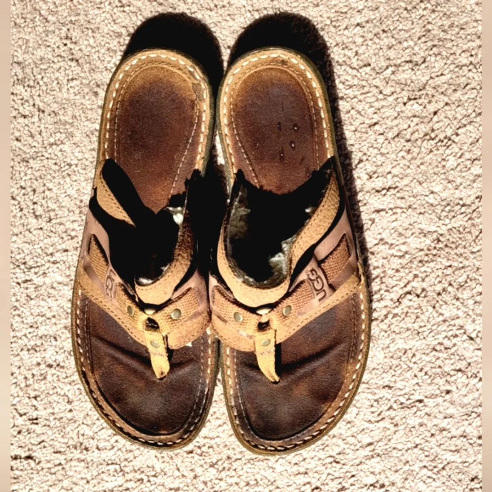 UGG Women's Furry Sherpa Lined Flip Flops Sandals Size 9 UGG 1629